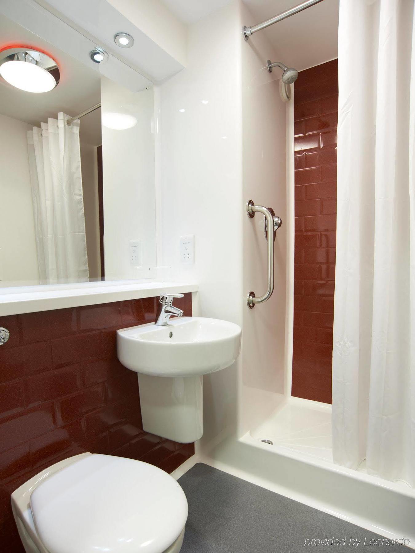 Ibis Budget London Heathrow Central Cranford Exteriör bild