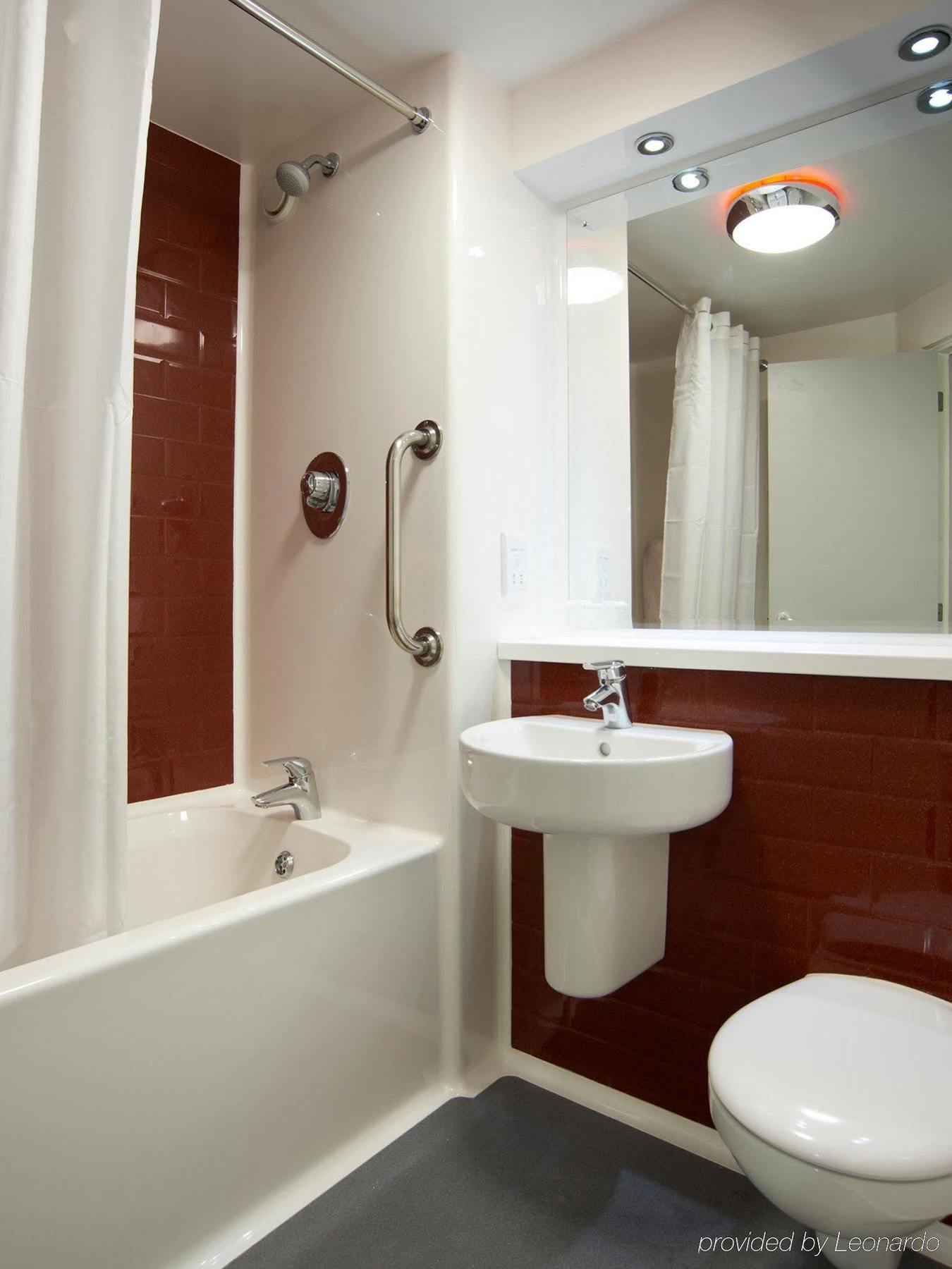 Ibis Budget London Heathrow Central Cranford Exteriör bild