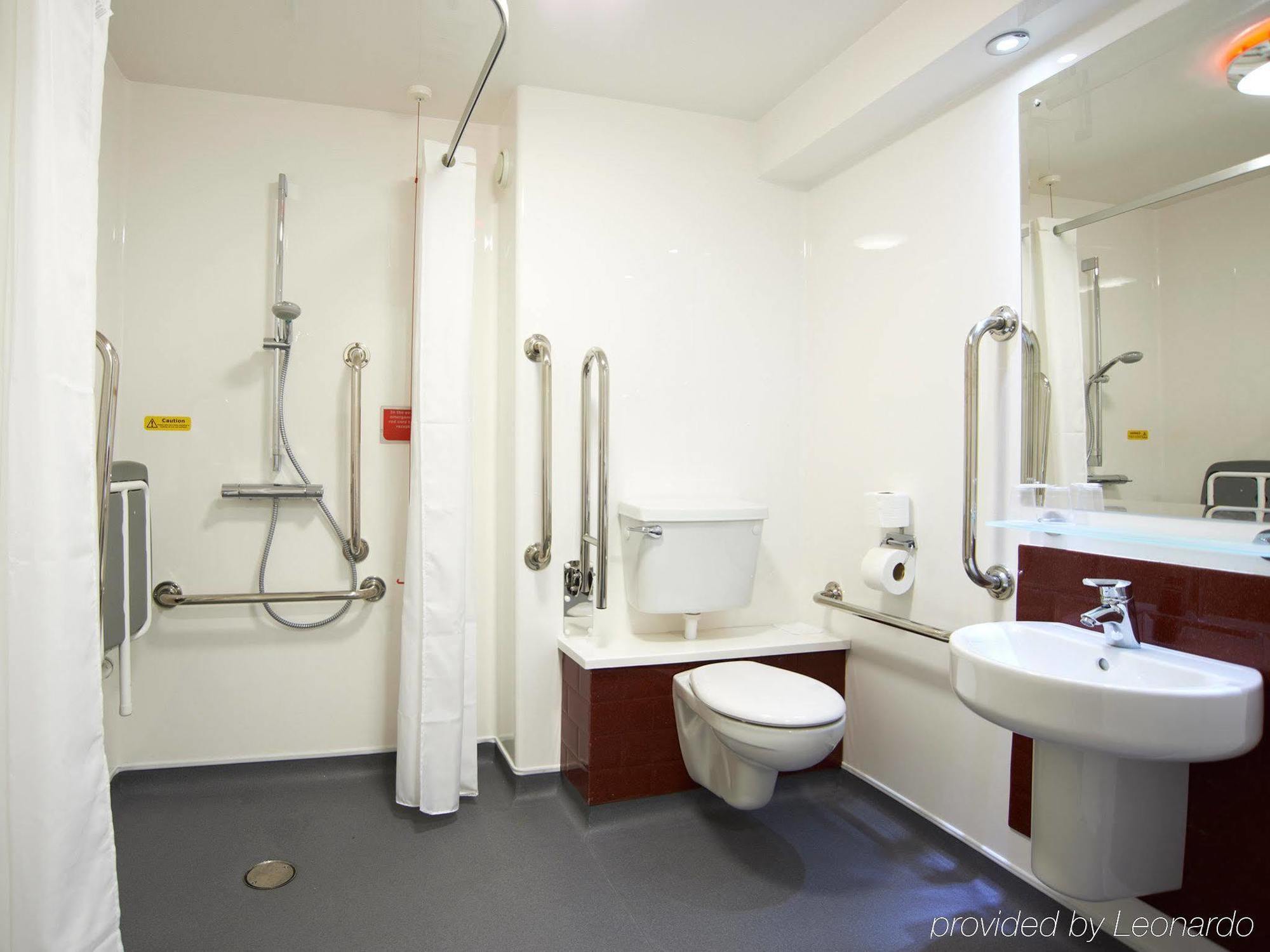 Ibis Budget London Heathrow Central Cranford Exteriör bild